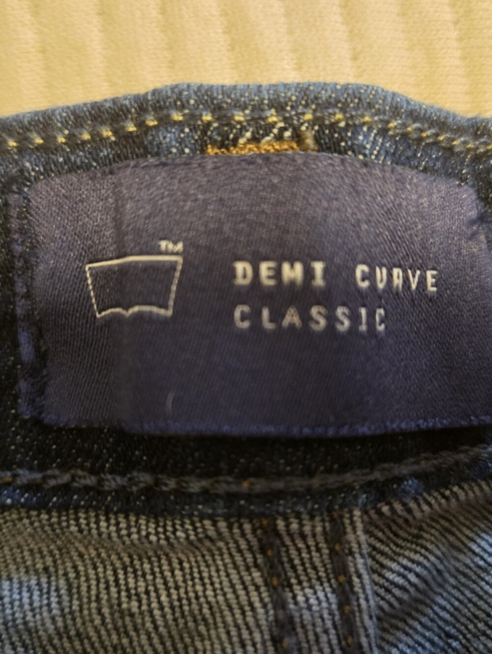 LEVI'S Women’s Dark Wash Demi Curve Classic Capris Jeans. Size 10. - Picture 6 of 7
